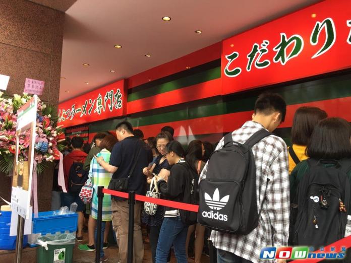 ▲台灣一蘭拉麵2024年漲破300元大關，天然豚骨拉麵每碗從298元來到310元。今年「是否又會漲價？」官方掛保證「今年確定店舖價格不會漲價」；唯獨人氣商品「伴手禮」目前仍在觀望，最快4月成關鍵。（圖／NOWnews資料照）