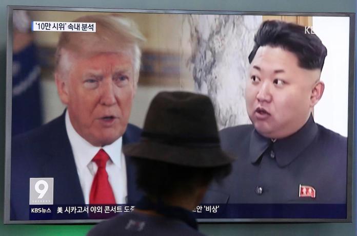 ▲北韓領導人金正恩（右）以「Dotard」形容美國總統川普（左），引發外國網友熱議。（圖／達志影像／美聯社）