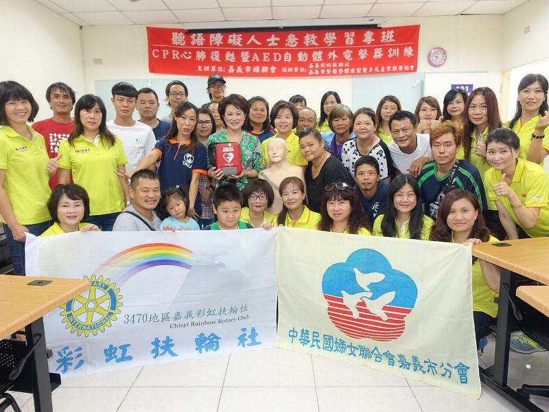 ▲嘉義市婦聯會為聽障人士辦理心肺復甦術暨自動體外電擊器急救訓練講習。（圖／記者郭政隆翻拍）