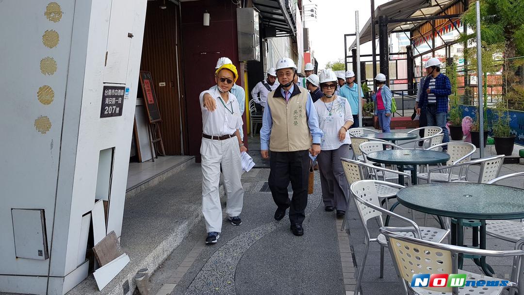 ▲台南市副市長吳宗宗榮，近日率相關局處人員會勘海安路景觀工程。（圖／記者黃文博攝，2017.09.23）