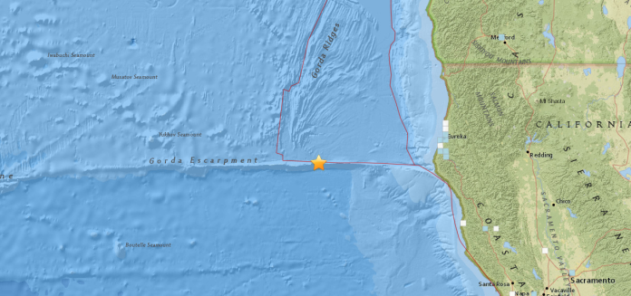 ▲加州北方的太平洋外海當地時間22日上午11點50分發生規模5.7地震。星號為震央。（圖／美國地質調查所）