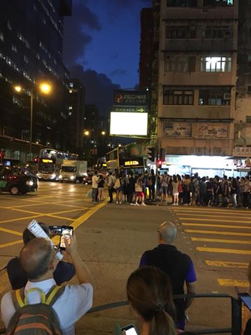▲香港一輛巴士衝撞人行道，至少造成3死22傷。（圖／翻攝自臉書「香港突發事故報料區」）