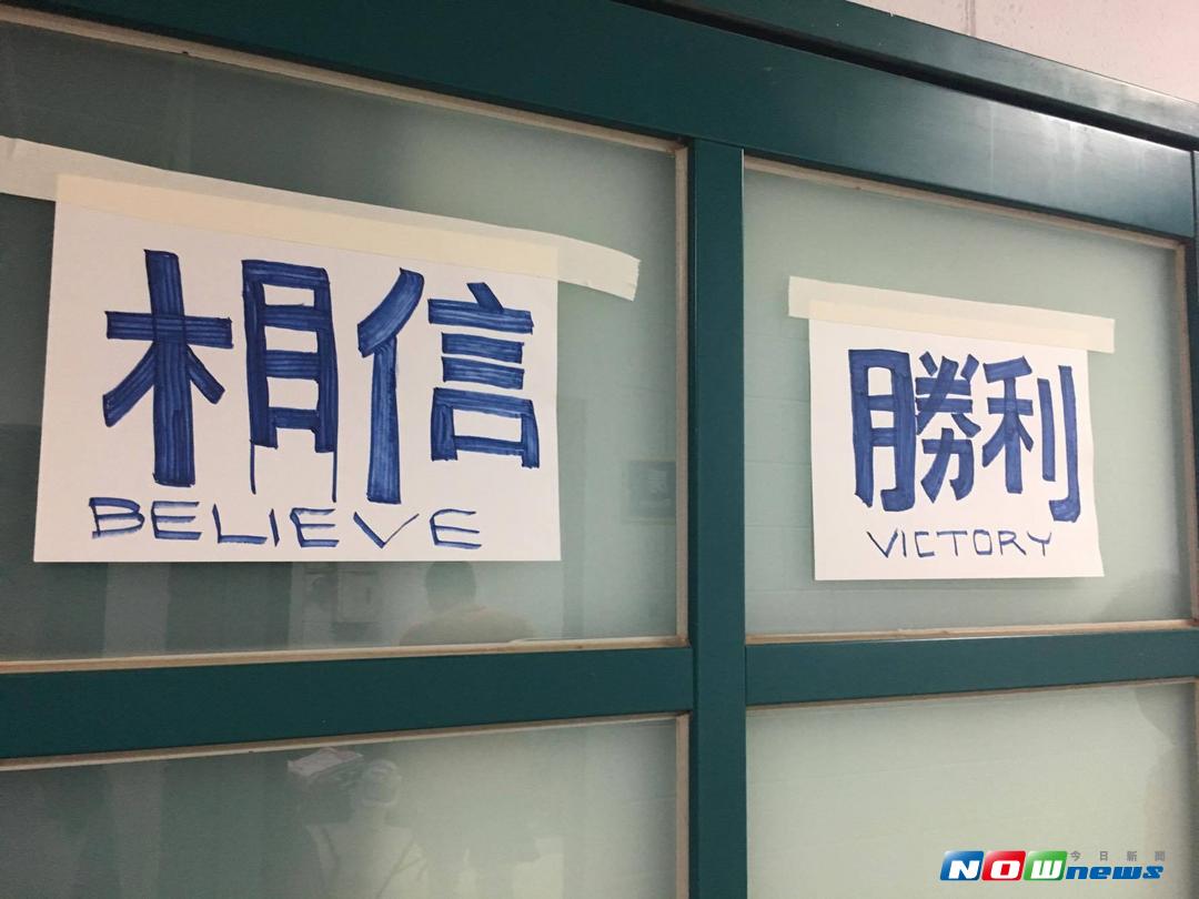 ▲洋將布魯斯為了激勵團隊士氣，親筆寫下「相信」、「勝利」等中文字鼓勵隊友。（圖／鍾東穎攝 , 2017.09.22）