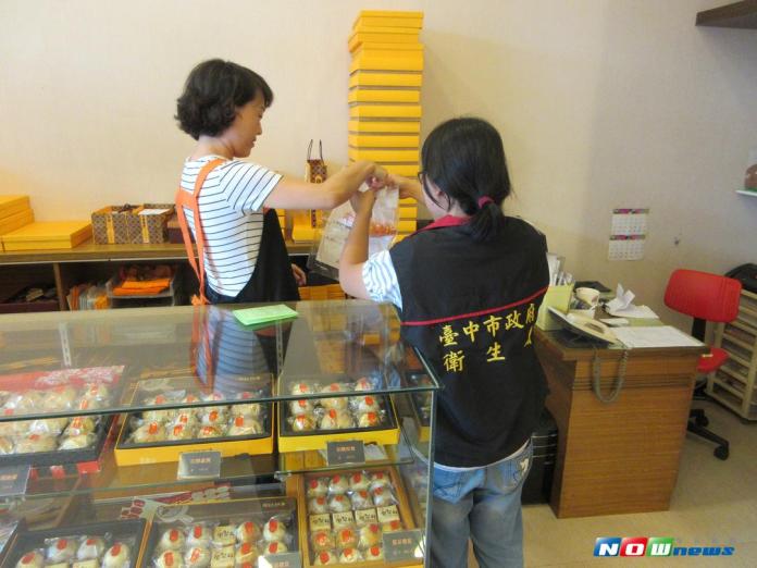 ▲衛生局派員抽驗市售應景食品（圖／衛生局提供 , 2017.9.22）