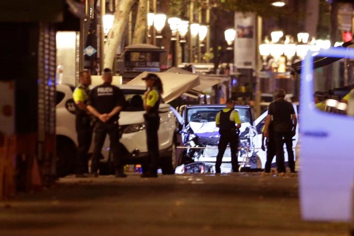 ▲西班牙第二大城巴塞隆納17日發生廂型車衝撞人群恐攻事件，造成至少16死百餘人受傷。（圖／達志影像／美聯社）