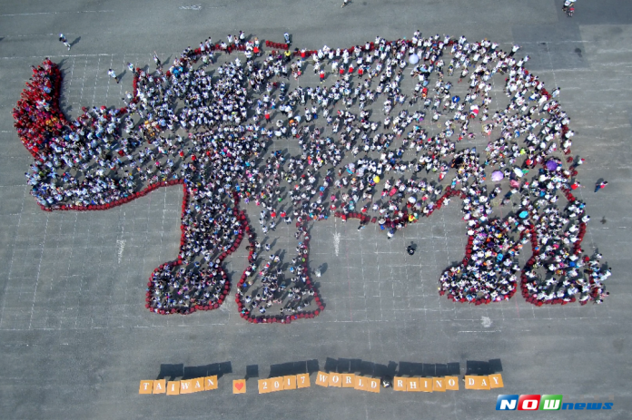 3000人排巨型犀牛圖　喔熊、熊讚挺922犀牛日
