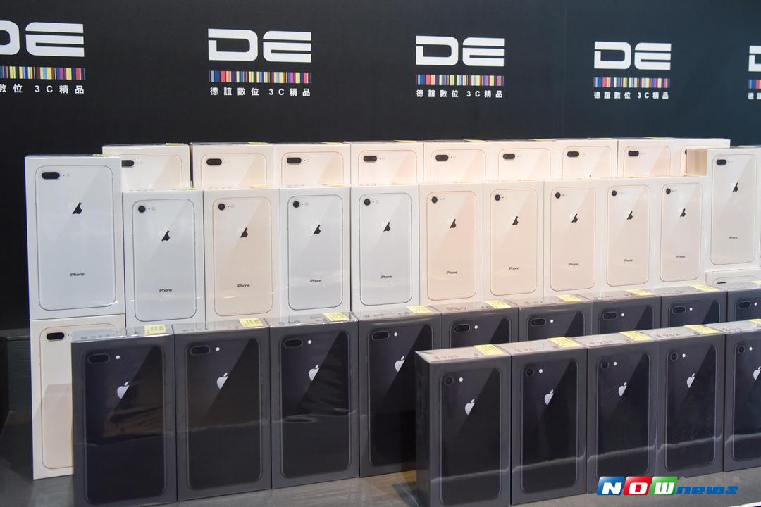 ▲iPhone 8今（22）日開賣，知名通路商打出尊榮交機服務噱頭。（圖／記者陳明安攝，2017.09.22）