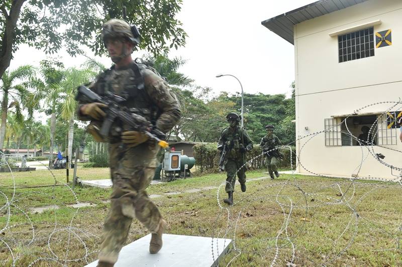 ▲由於新加坡國土面積狹小，缺乏足夠場地訓練部隊，因此只好委由盟邦代訓部隊。圖為新加坡部隊與美軍一同受訓。（圖／新加坡國防部）