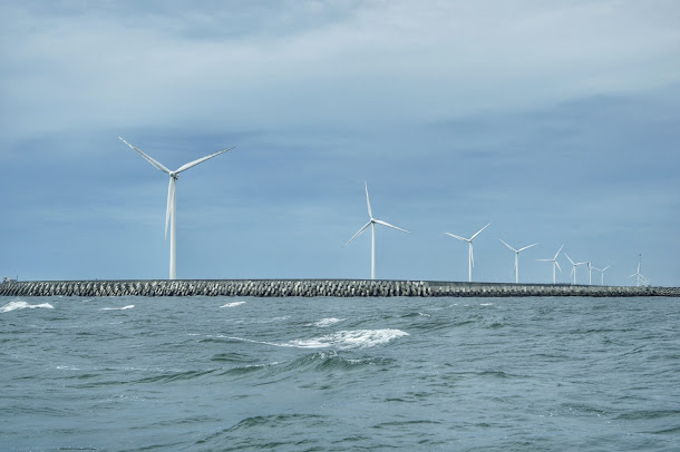 ▲經濟部規畫2025年陸域及離岸風力發電推動目標為 4.2 GW ，年發電量可達 134 億度。（圖／翻攝自台電網站）