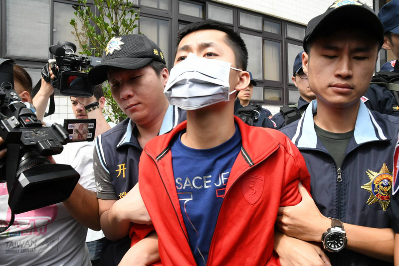 ▲新北市土城區巡天府宮主林立昌，20日在日新街遭到槍擊，現場5人受到波及，一人死亡。作案的陳姓男子（右2）投案，警方訊後，21日依殺人罪嫌將陳男移送法辦。中央社記者林長順攝106年9月21日