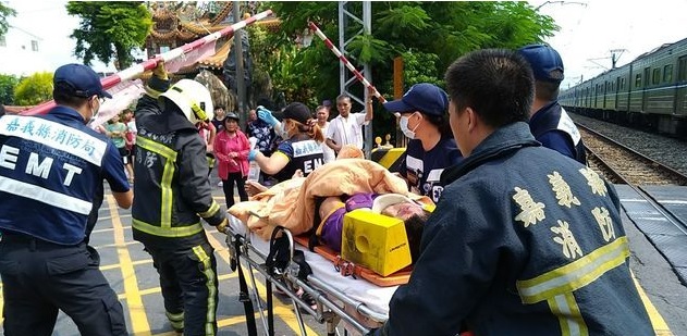 ▲消防救護人員緊急將韋男送醫急救。（圖／社會中心翻攝）