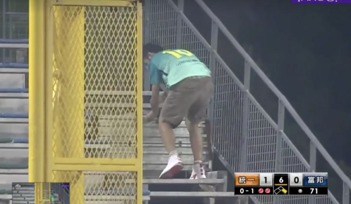 ▲史上最狂球迷，為撿球竟爬到看台下方。（圖／取自網路）