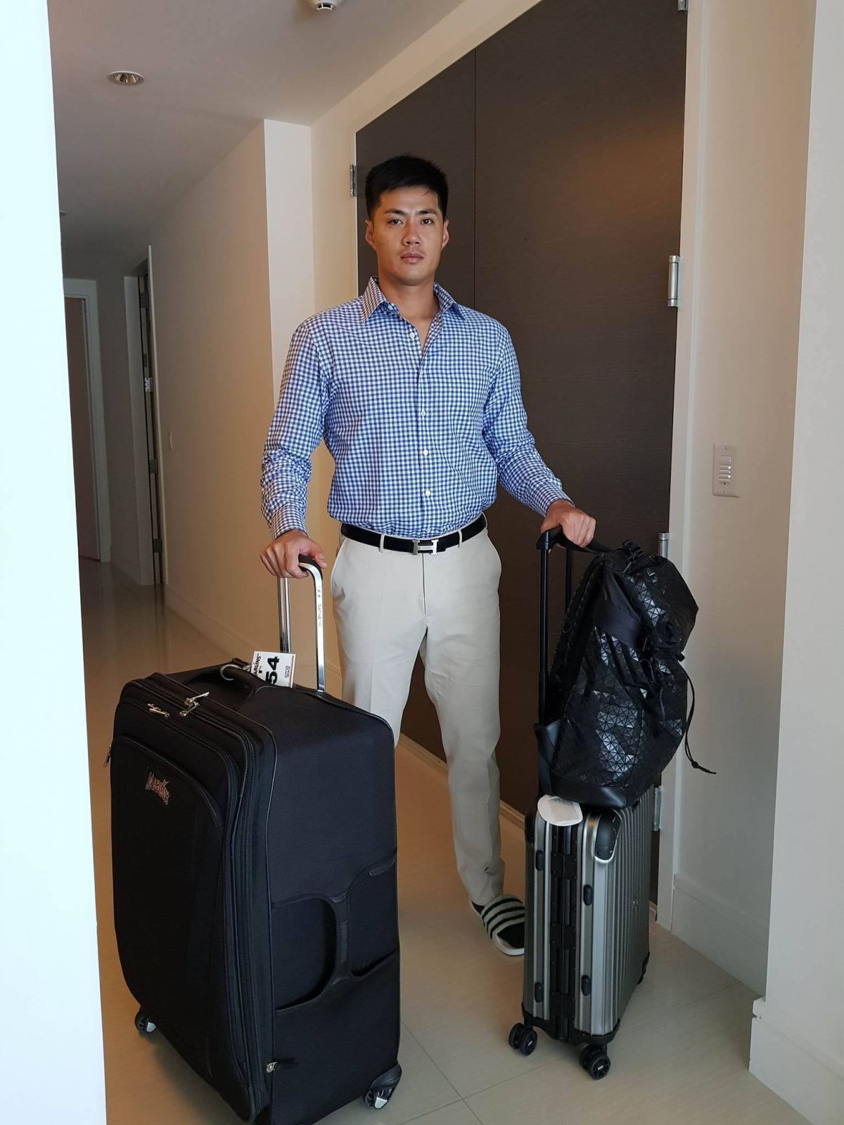 ▲陳偉殷穿西裝移動。（圖／取自陳偉殷粉絲專頁）