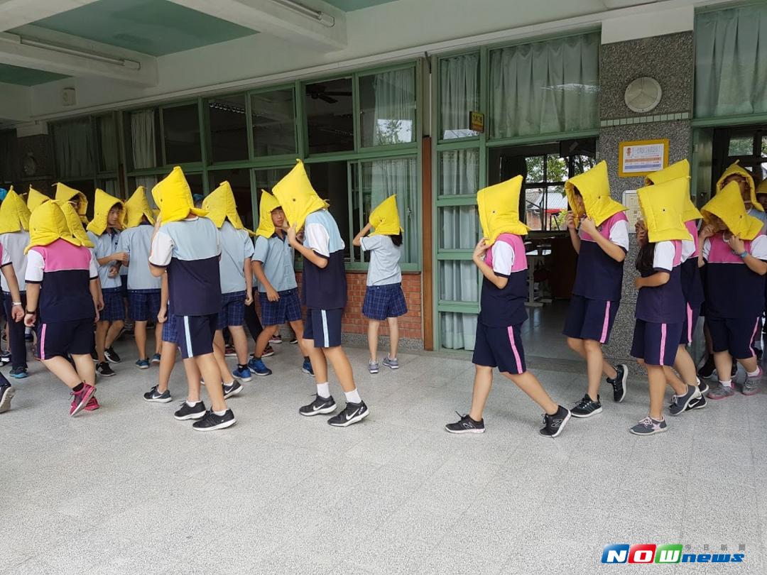 ▲學生戴防災頭套緊急疏散。（圖／記者李清貴攝 , 2017.09.21）