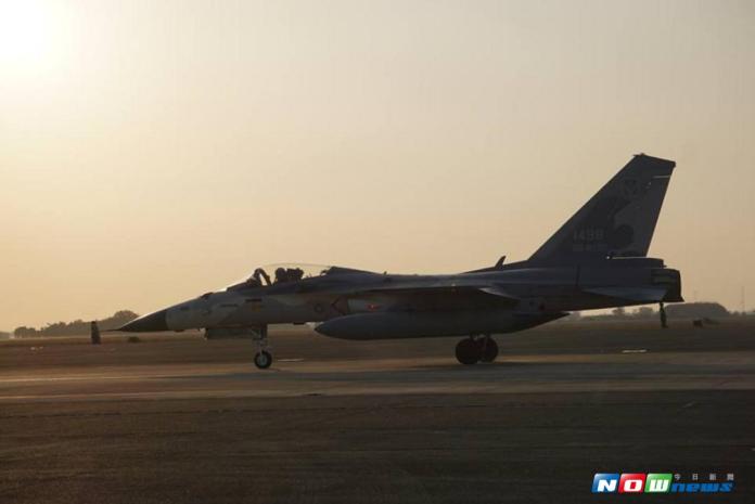 ▲台南空軍基地IDF經國號戰機，傍晚在跑道滑行準備起飛。（ 資料圖／呂炯昌攝 ）