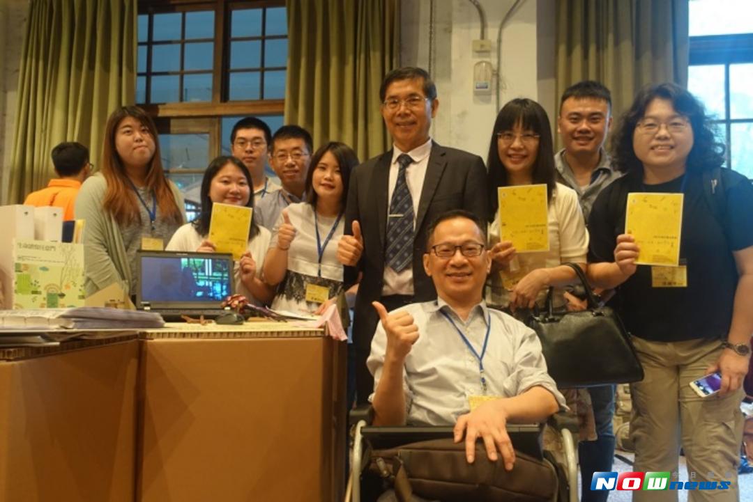 ▲明道大學中文系教授特別自編教材，透過創新多元教法，編纂教材與筆記書進行翻轉教學、落實教學觀摩與交流。（圖／記者陳雅芳攝，2017.9.20）