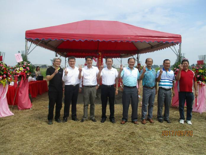 ▲仁望、尚富兩家公司搶在農曆8月1日良辰吉時進駐動土，左四為仁望總經理陳安富、左一建築師鄭裕欽、左二合發張俊良總經理、左三泰洲營造洪敏勇總經理。（圖／高市府經發局提供,2017.09.20）