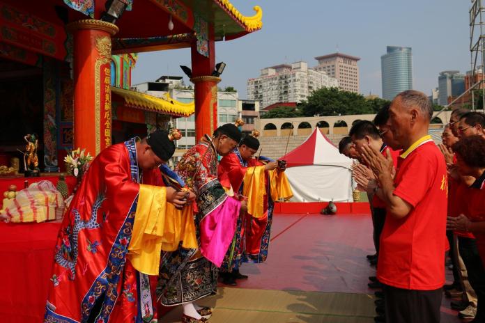 ▲板橋慈惠宮在湄洲媽祖暫厝行宮的場地，進行灑淨的儀式，並繞場灑水、灑米、灑鹽，除穢避邪。（圖／新北市政府民政局提供）