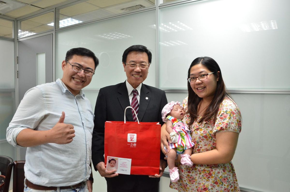 ▲劉建良、柯幸秀夫妻，今（20）日帶著剛滿月的女兒向副市長張政源表達謝意。（圖／南市交通局提供，2017.09.20）