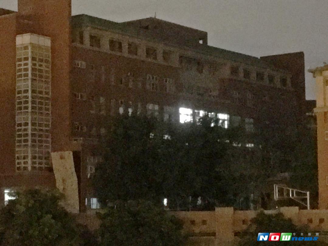 ▲高雄市19日21時30分左右，位於楠梓區的「中途學校」發生墜樓意外，一名15歲的女學生，從4樓窗台位置不慎掉落一樓。（圖／記者宋德威攝 , 2017.09.19）