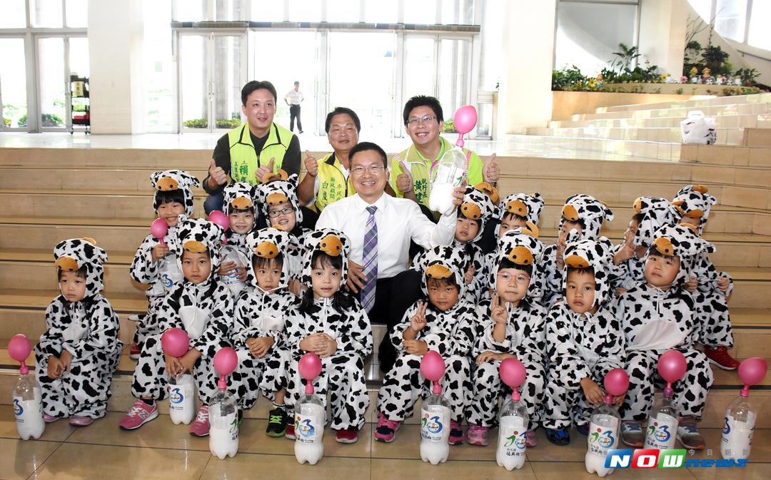 ▲福興鄉立幼兒園小朋友，表演小乳牛跳舞為2017彰化乳牛節活動暖身。（圖／記者陳雅芳攝，2017.9.19）