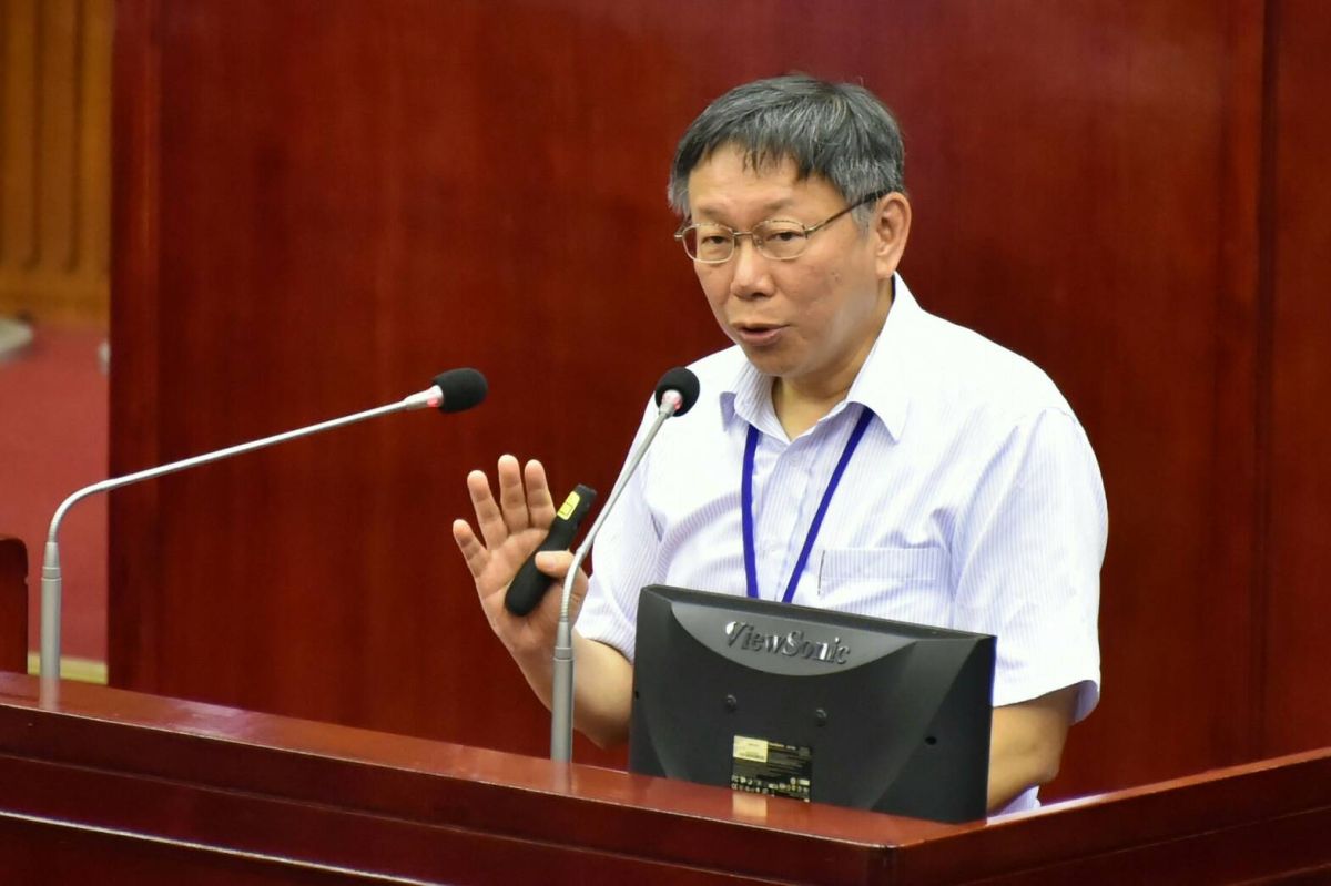 ▲台北市長柯文哲19日赴台北市議會進行施政報告，不過在上台前卻遭不少藍綠議員齊聲抗議，要求他就「無利可圖」一番話，向祕書長蘇麗瓊致歉。（圖／北市府提供）