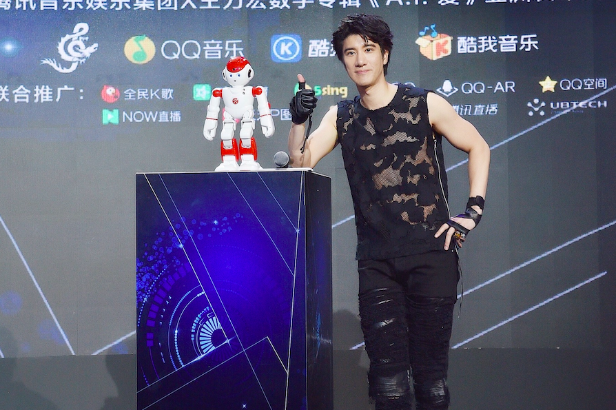 ▲王力宏在記者會上搶先透露女兒會在之後的歌曲「獻聲」，另外，他也提到將製作人工智能二胡來提升二胡的音質。（圖／宏聲提供 , 2017.09.19）