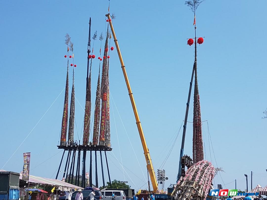 ▲頭城搶孤活動今天上午進行孤棧吊掛作業。（圖／記者李清貴攝 , 2017.09.19）