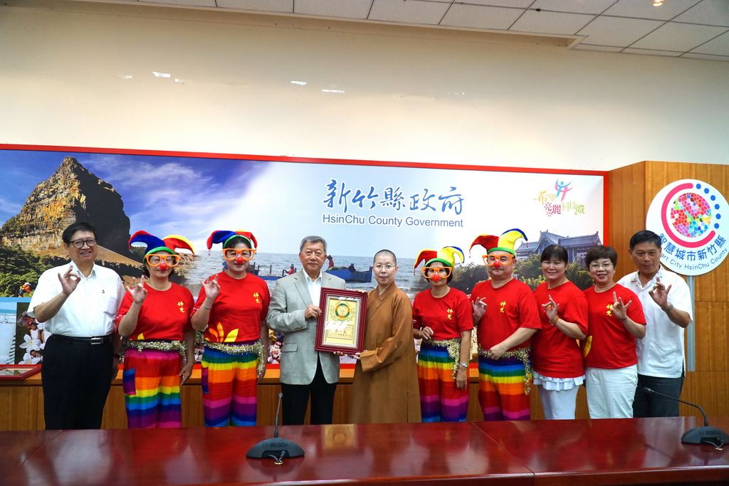 ▲國際佛光會辦啦啦隊賽，新竹縣長邱鏡淳頒贈「體育弘法」獎牌。（圖／新竹縣政府提供 , 2017.09.19）