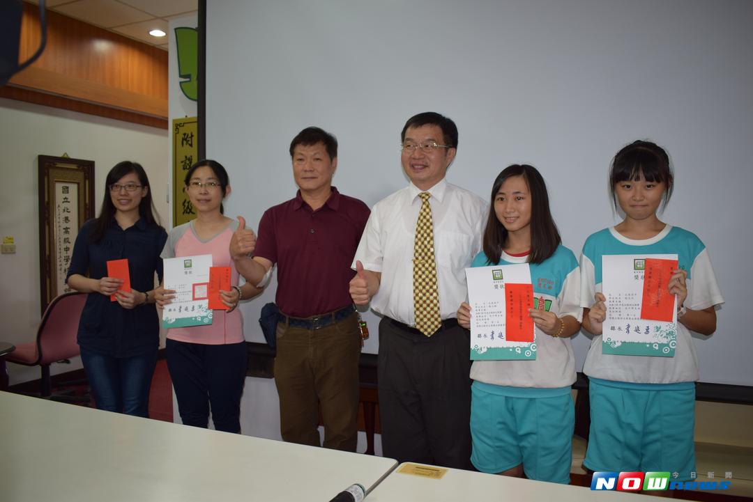 ▲北港高中語文競賽雙冠軍，左起蔡宜君老師、謝玉娟老師、林勝祥會長、校長傅國樑、趙苡辰同學、陳玉姍同學。（圖／記者洪佳伶拍攝 , 2017.09.19）