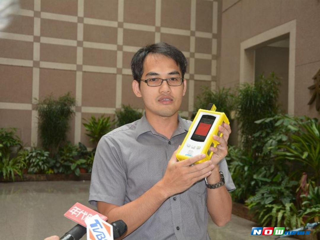 ▲鑑識科長呂政鴻說明手提式拉曼光譜分析儀對毒品篩檢判讀。（圖／記者郭政隆攝影2017.9.18）