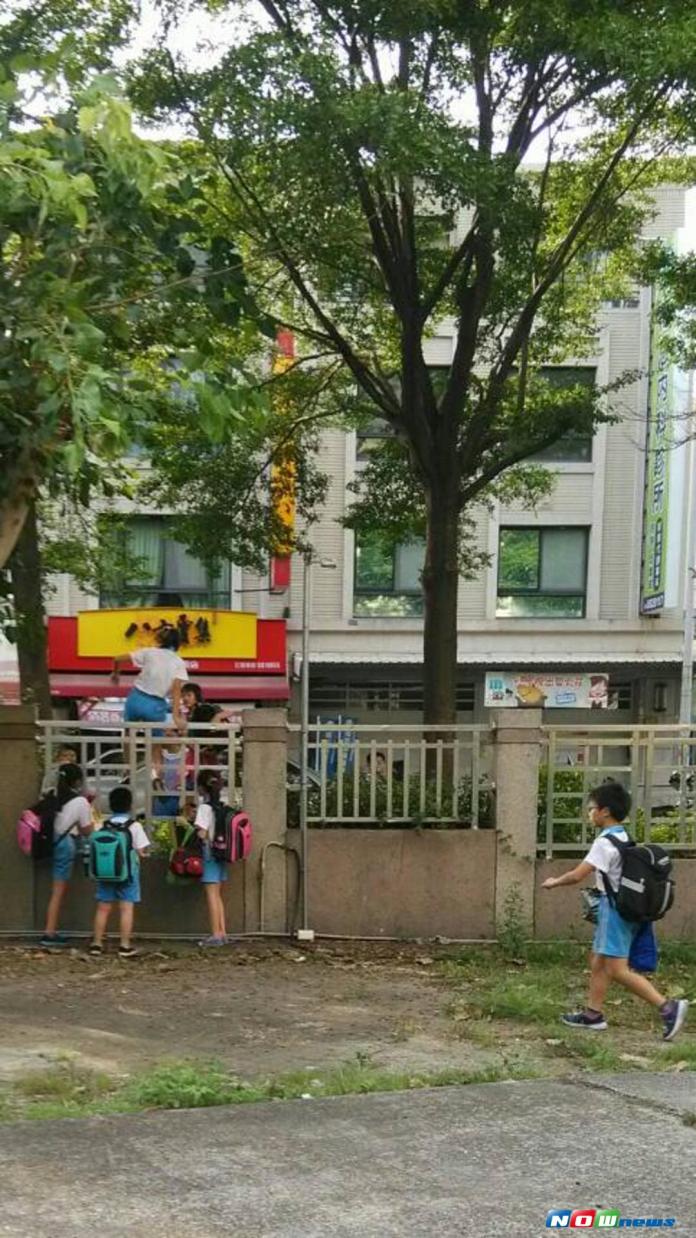 湖東國小校園門未開　學生竟集體翻牆放學
