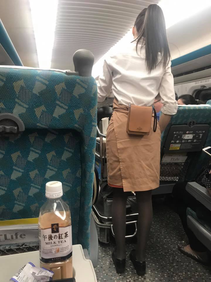 ▲高鐵服務員又正又香，網友跪求神人。（圖／翻攝自爆廢公社）