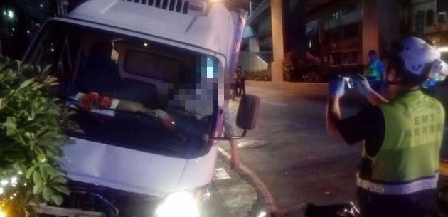 ▲貨車駕駛疑行駛中發病，連撞13部機車身亡。（圖／社會中心翻攝）