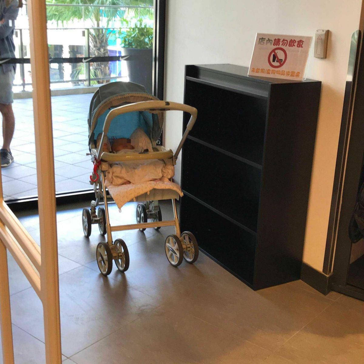 ▲網友在outlet逛街時見到一輛嬰兒車被放在運動用品店門口的角落，嬰兒正在熟睡，但一旁卻沒有像是嬰兒爸媽的人。（圖／翻攝自爆料公社網站 , 2017.09.17）