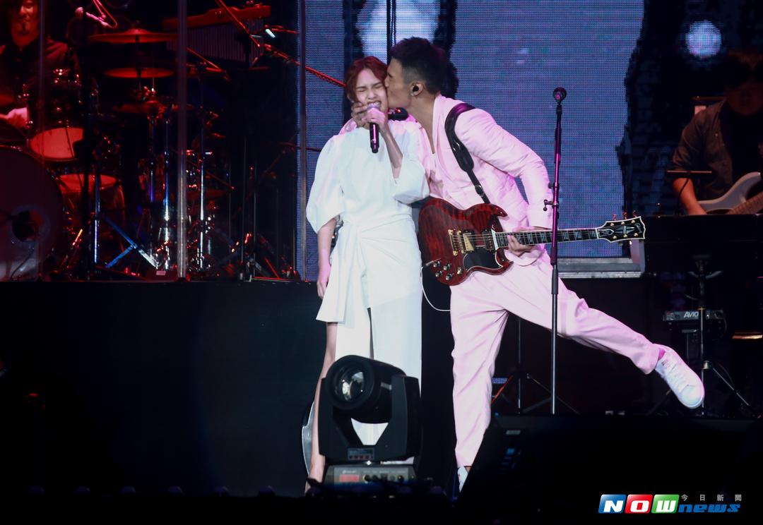 ▲李榮浩甜蜜強吻楊丞琳。（圖／記者葉政勳攝 , 2017.09.16）