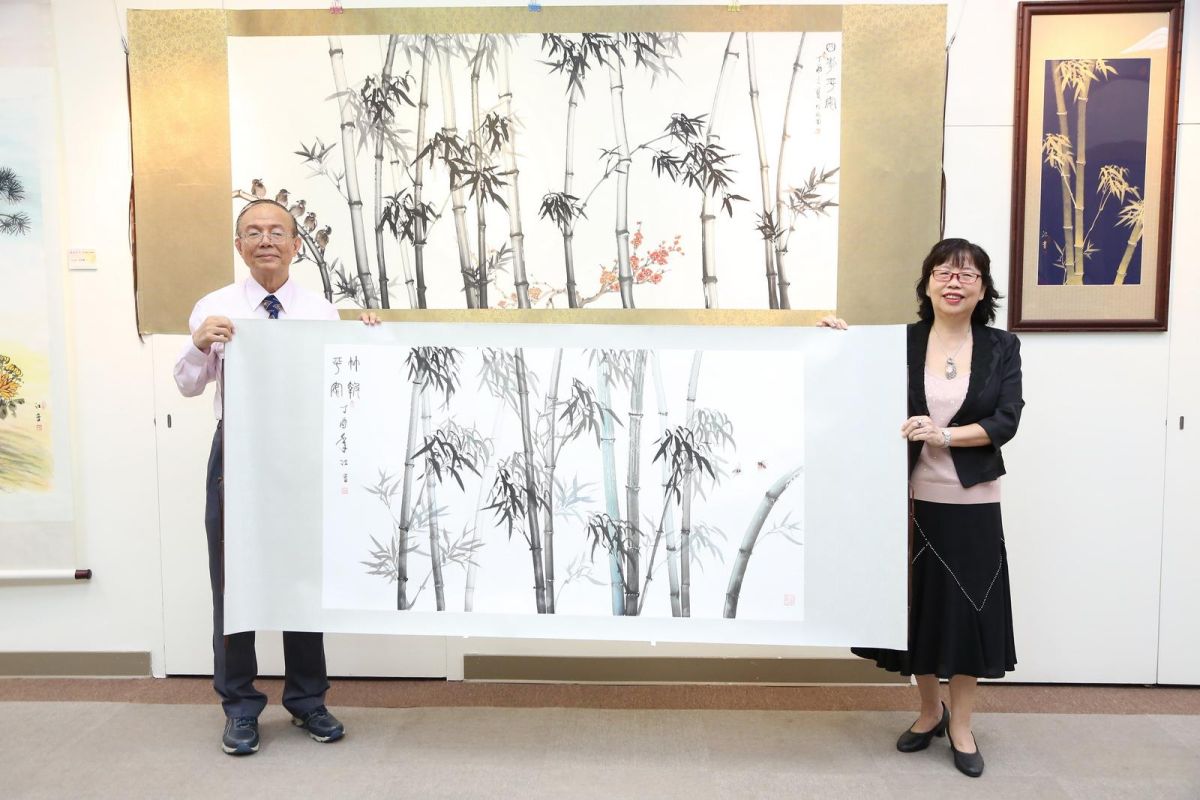 ▲藝術家江屘菊（圖右）歷年來受邀至各地展出，此次南華大學展覽是首度到大學校園策展，感到相當歡喜。（圖／南華大學提供 , 2017.09.16）