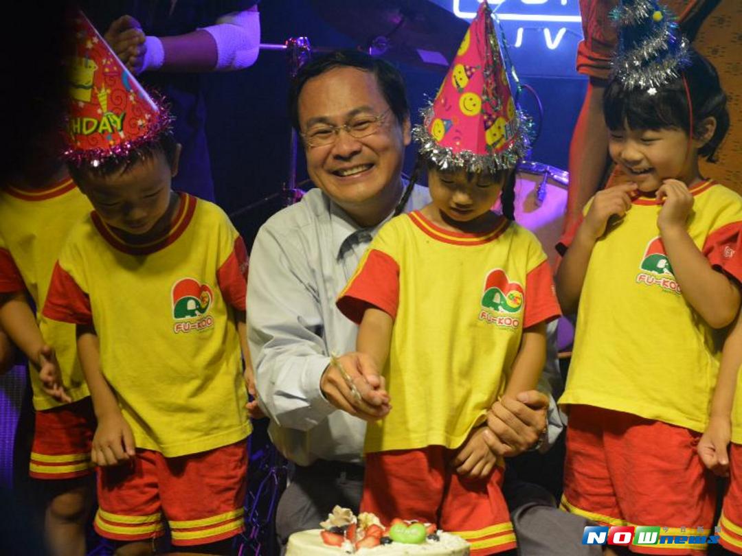 ▲市府秘書長賴明煌與小朋友共切蛋糕，歡慶市政府LINE帳號滿周年。（圖／記者郭政隆攝影2017.9.15）