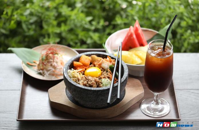 ▲Asia 49活力午餐─韓式豬肉石鍋拌飯，令人食指大動。（圖／業者提供）