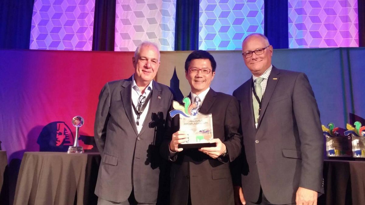 ▲新北市獲美國權威節慶活動組織頒發「2017年全球節慶活動城市獎」，由新北市政府新聞局長張其強（中）代表市府出席領獎。（圖／新北市政府新聞局）