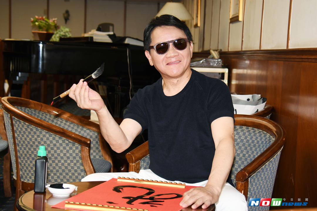 ▲「寶島歌王」葉啟田現身澄清罹患失智症危機，現場揮毫寫「龍」字，證明自己並無手抖。（圖／記者林調遜攝，2017.9.15）