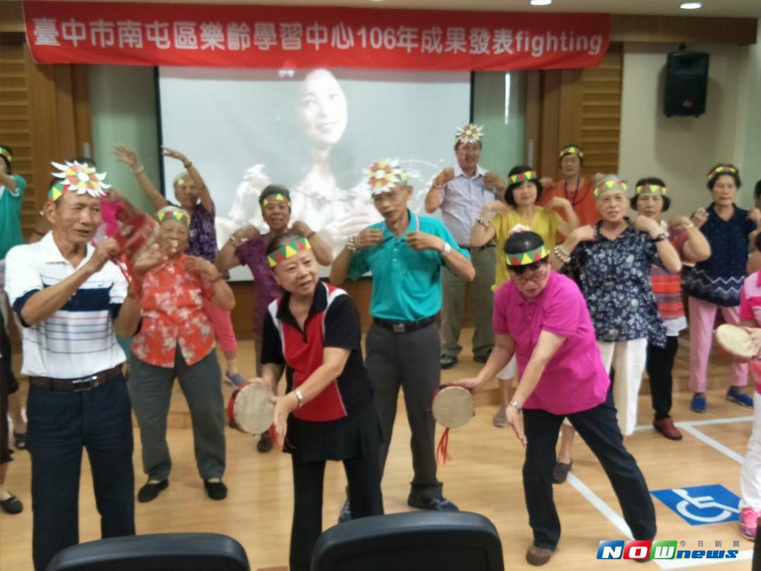 ▲阿公阿嬤展現學習成果熱情表演。（圖／柳榮俊攝 , 2017.9.15）