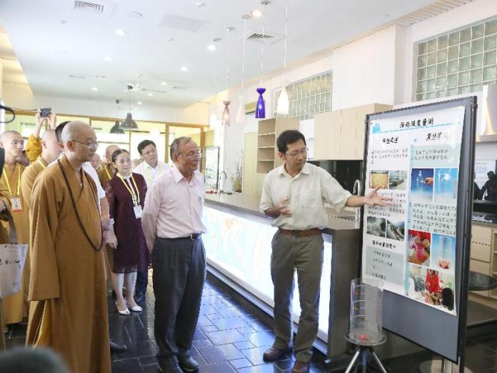 ▲林聰明校長陪同學誠大和尚一行，蒞參觀南華大學各系所。（圖／記者郭政隆翻拍）