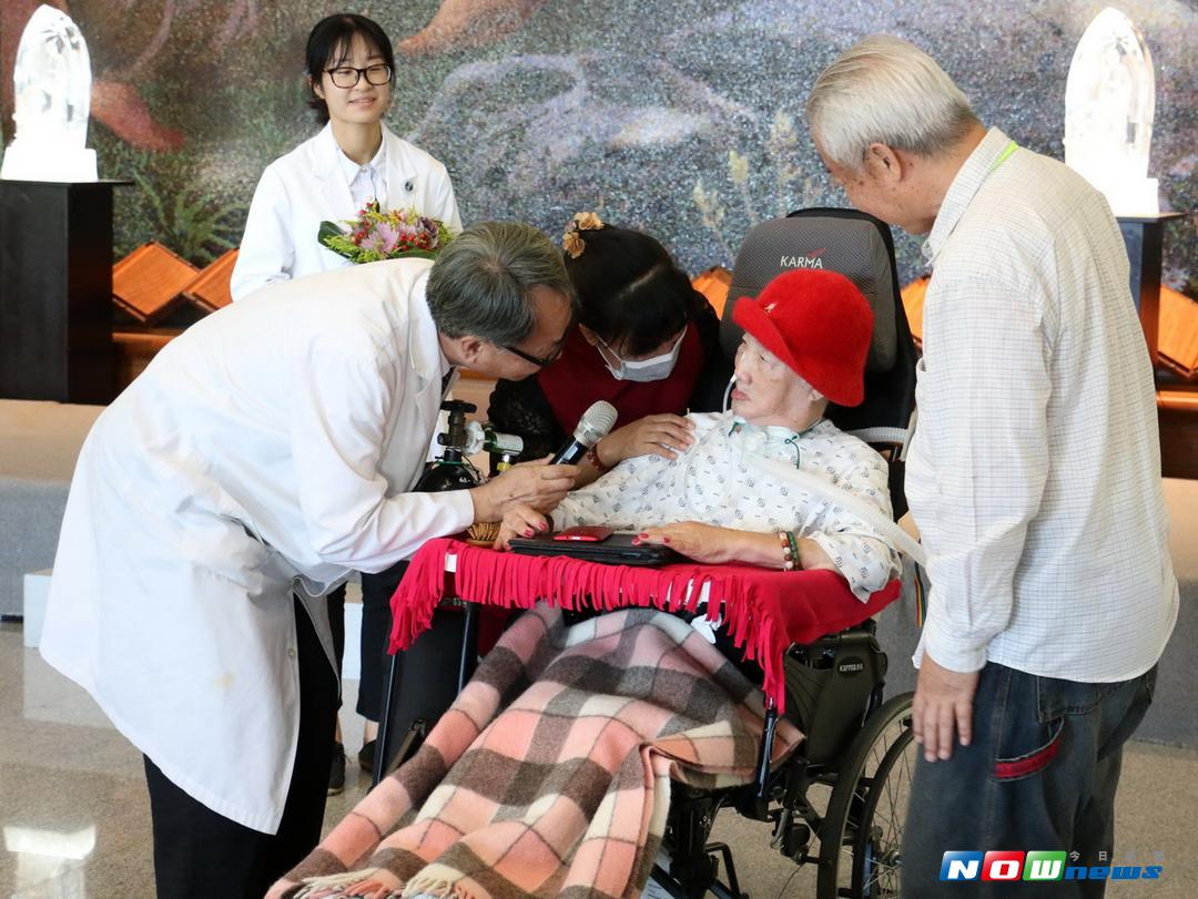▲90歲高齡的老嫗王林秀梅，中風後併發吸入性肺炎，差點成為植物人，經臺中慈濟醫院王人澍副院長與中醫團隊治療下，病人恢復神智，並可說話了。（記者黃玿琮攝2017.9.14）