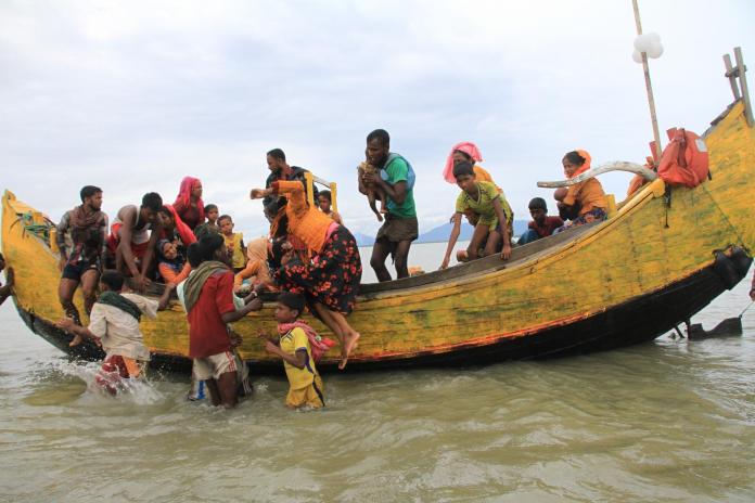 ▲每天都有不顧危險的洛興雅難民冒險搭船逃往孟加拉。（圖／達志攝影／美聯社）