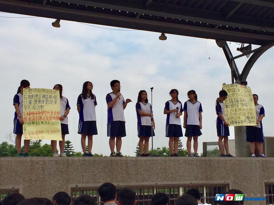 ▲溪湖高中改選班聯會主席，政見發表會高舉政見宣言，從校園中扎根優質選舉。（圖／記者陳雅芳攝，2017.9.13）