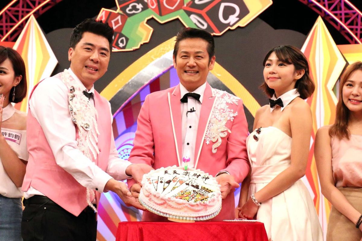 ▲徐乃麟（中）歡慶58歲生日。（圖／中天提供，2017.09.13）