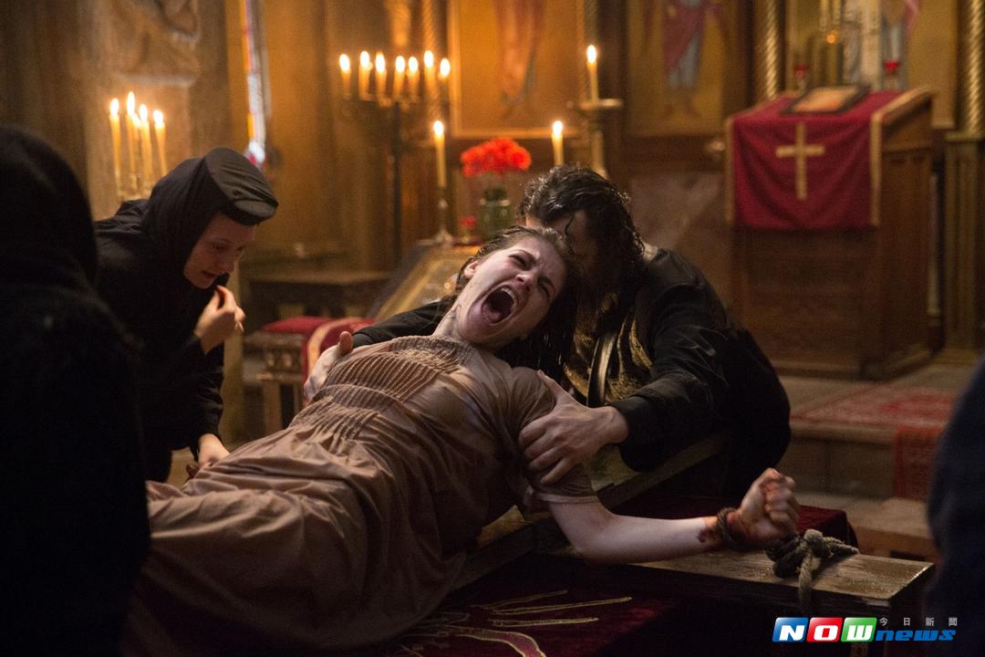 ▲飾演中邪修女的演員阿妲盧布（中），神似事件本尊。（圖／威視，2017.09.13）