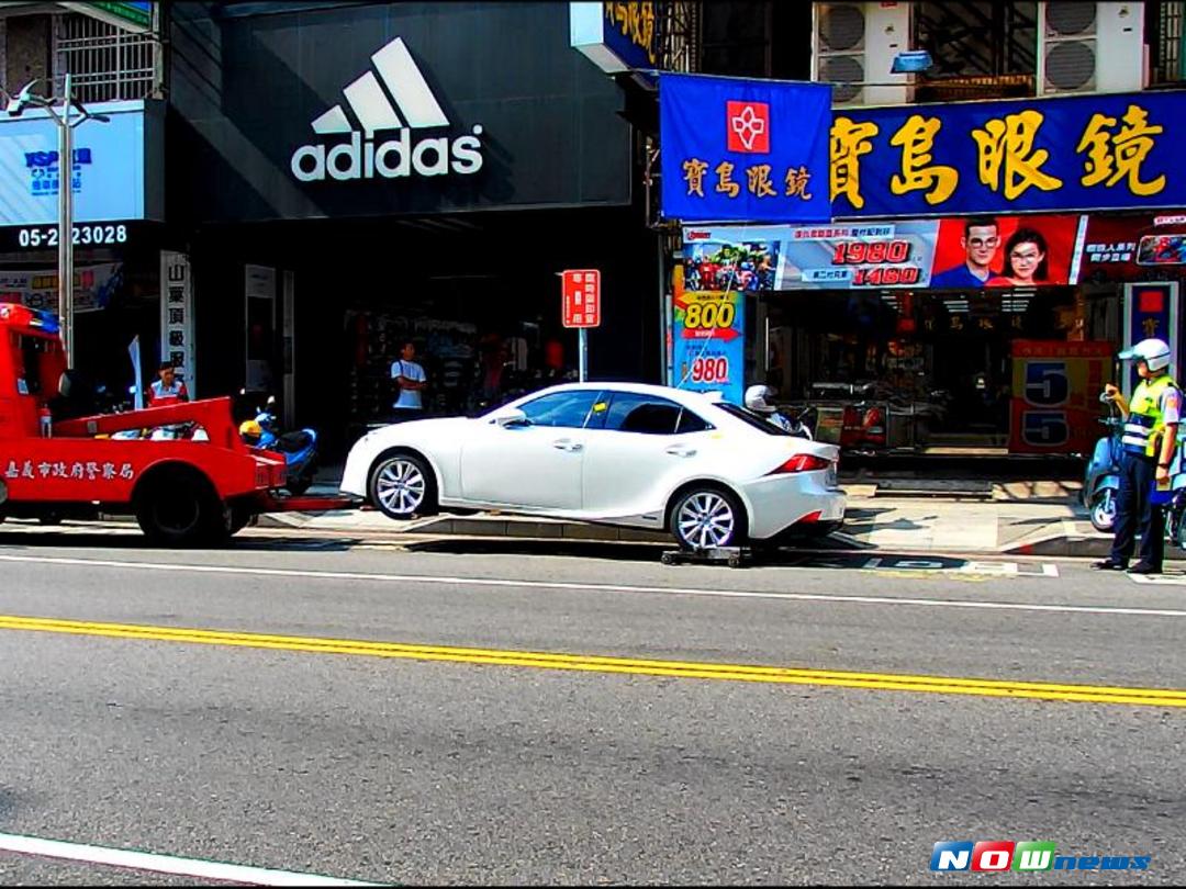 ▲嘉市警方執法拖吊違規停車車輛。（圖／記者郭政隆翻拍）