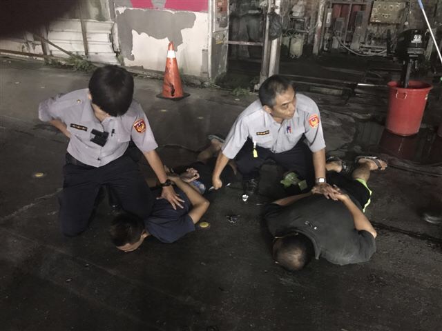 東港員警奔走高屏兩地　擒獲船外機竊賊和贓物
